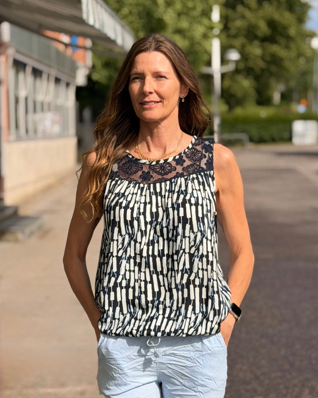 Ärmlös blus med spets