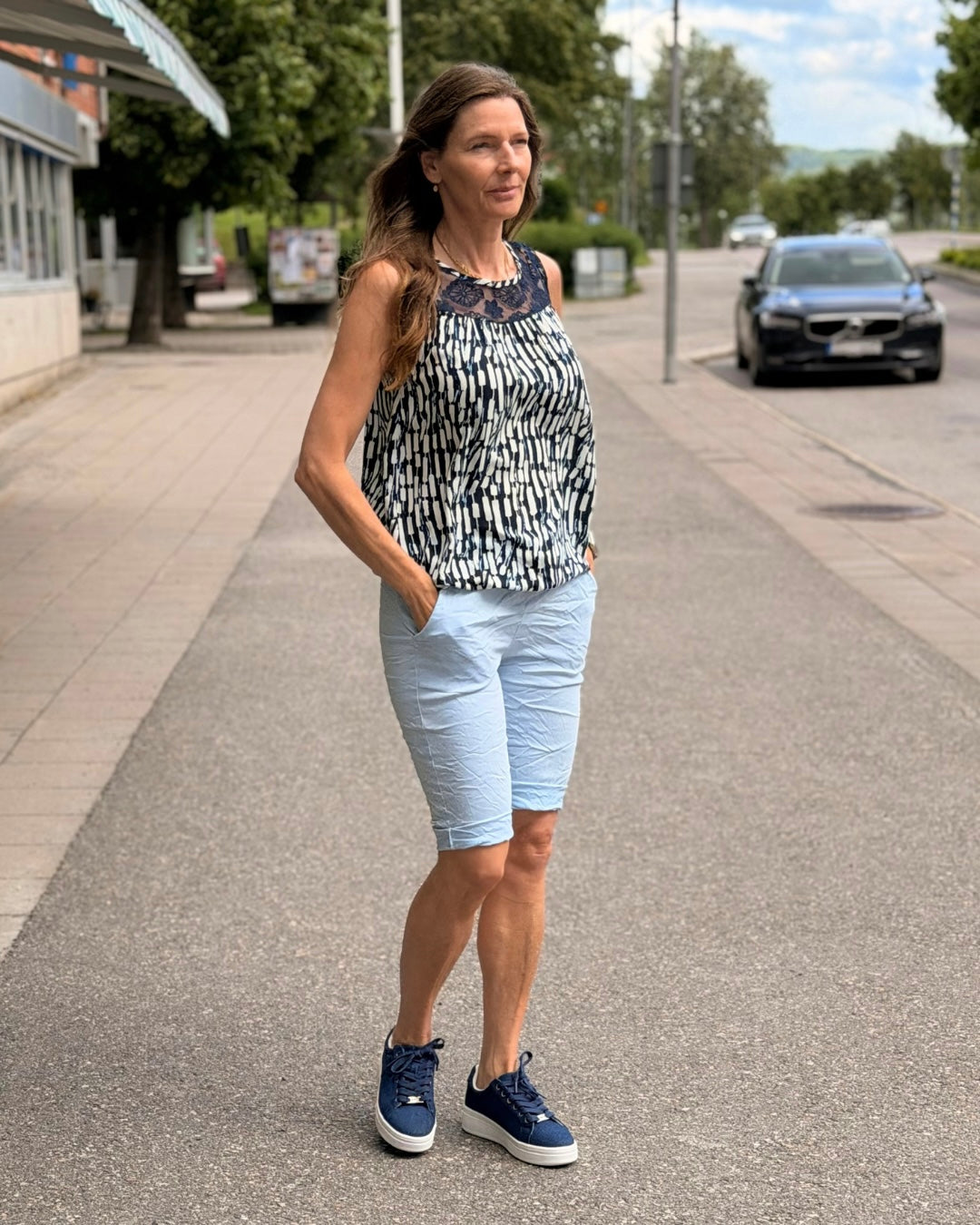 Ärmlös blus med spets