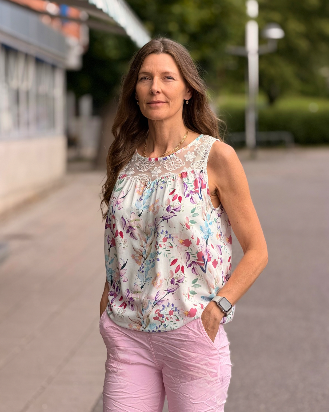 Ärmlös blus med spets