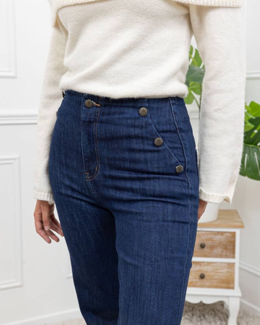 Jeans med knappdetaljer