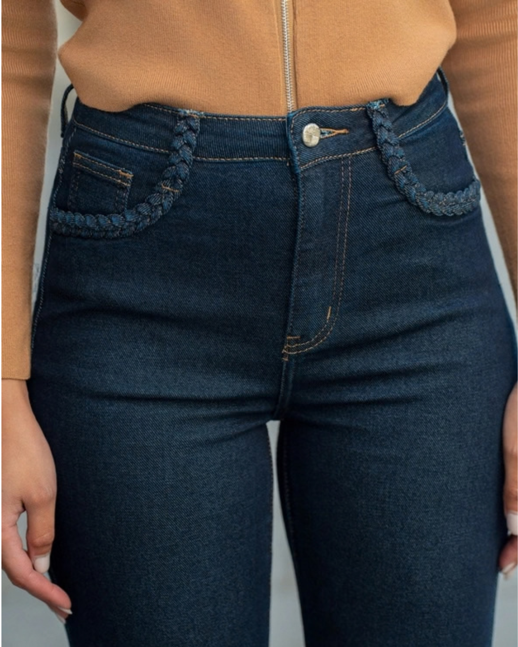 Jeans med vida ben och flätade fickor