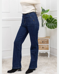 Jeans med knappdetaljer