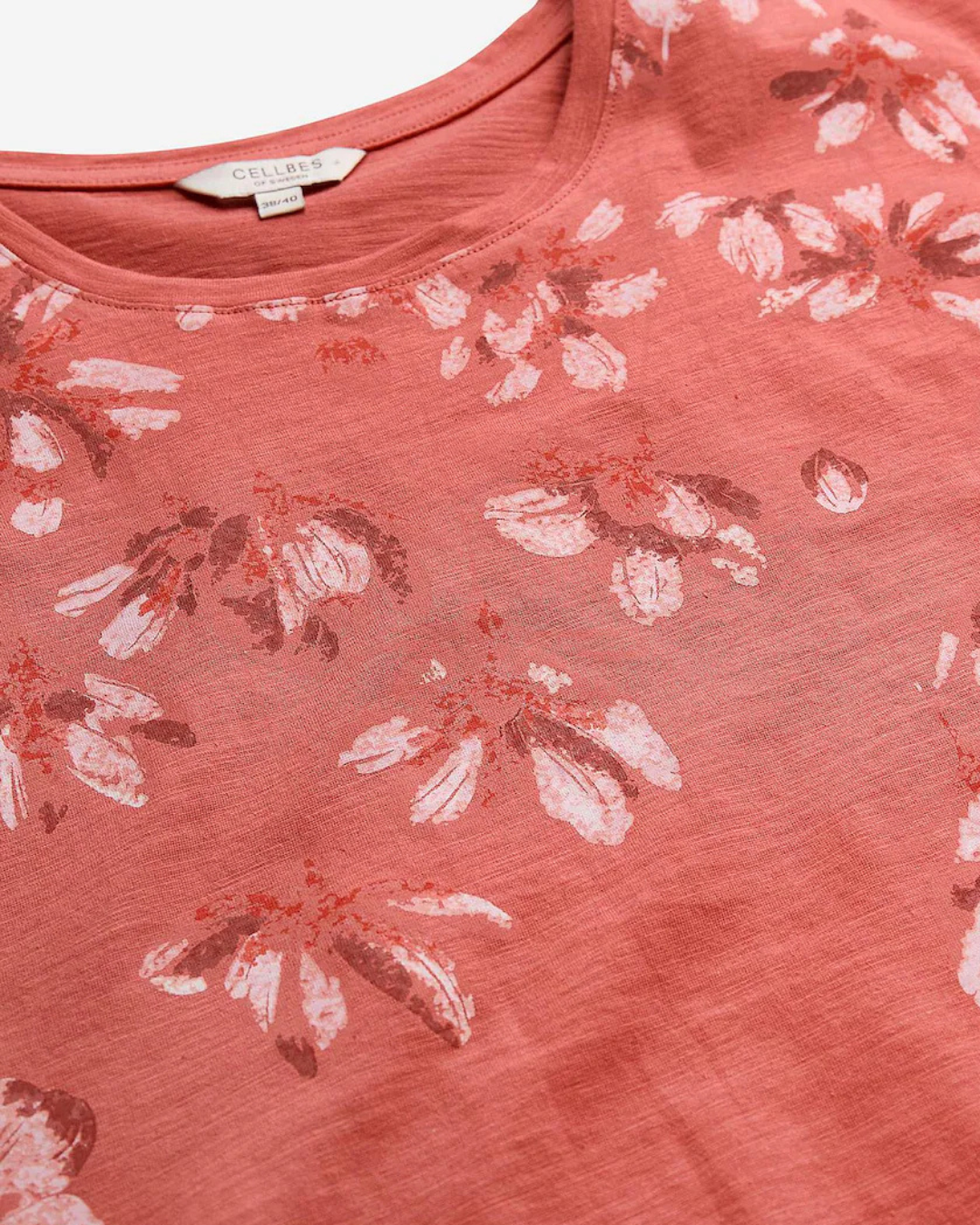 T-shirt med blommor